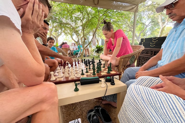 Partida en el campeonato de Arcos 2025 y los jugadores concentrados mirando el tablero con atención