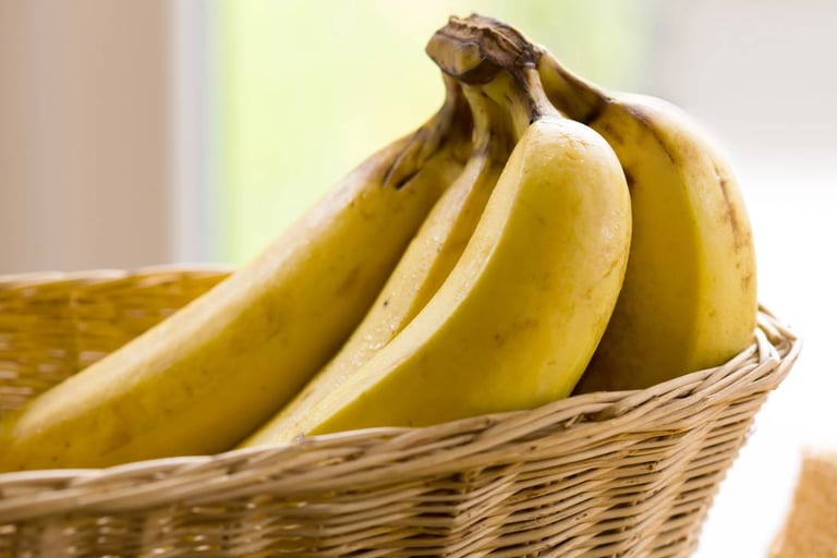 cacho de bananas em um cesto