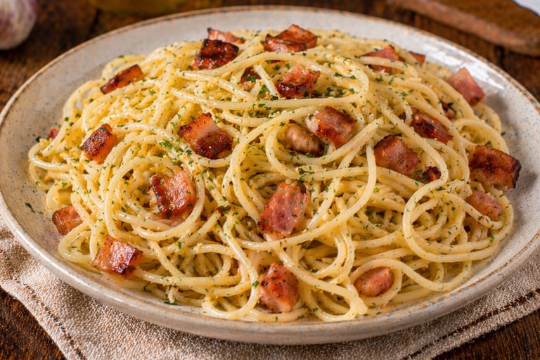 prato de macarrão alho oleo e bacon