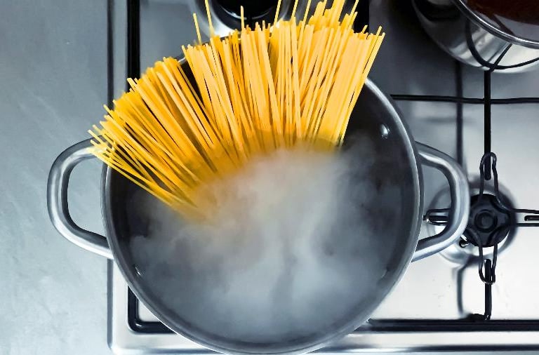 macarrão cozinhando em uma panela com agua quente