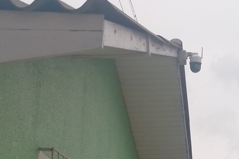 Câmera de segurança wifi instalada em residência