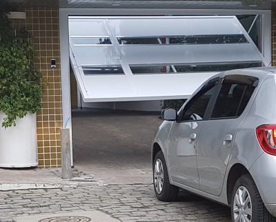 carro entrando, portão abrindo