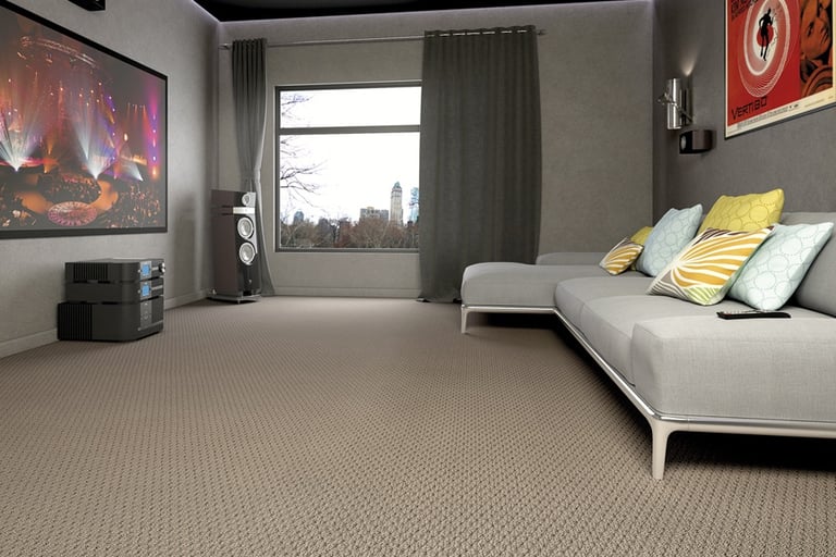 Sala organizada com janela ao fundo