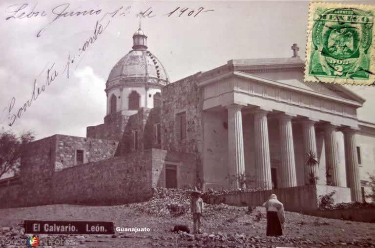 Vintage postcard of El Calvario church in León, Guanajuato, featuring a dome and classical columns.