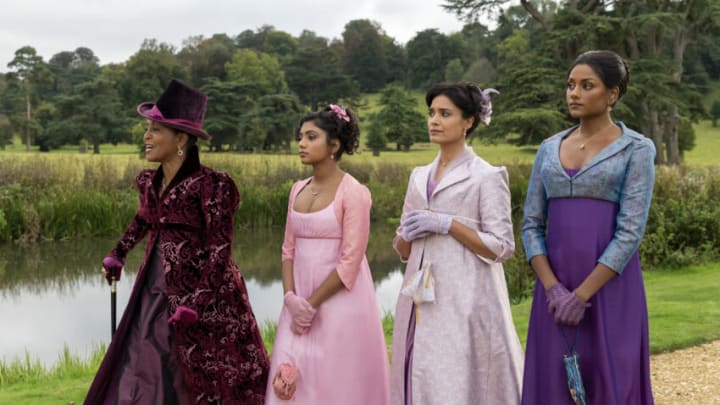 Lady Danbury, Edwina Sharma, Lady Mary e Kate Sharma caminhando ao ar livre. Representação da dinâmi