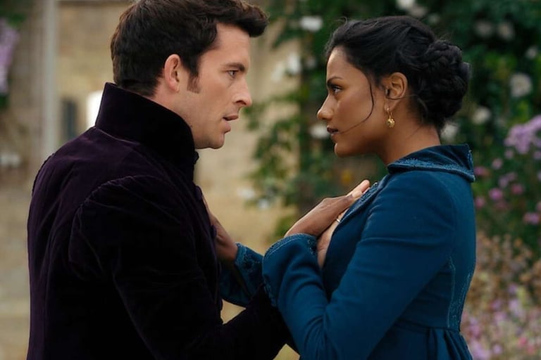 Anthony Bridgerton e Kate Sharma (Simone Ashley) em 