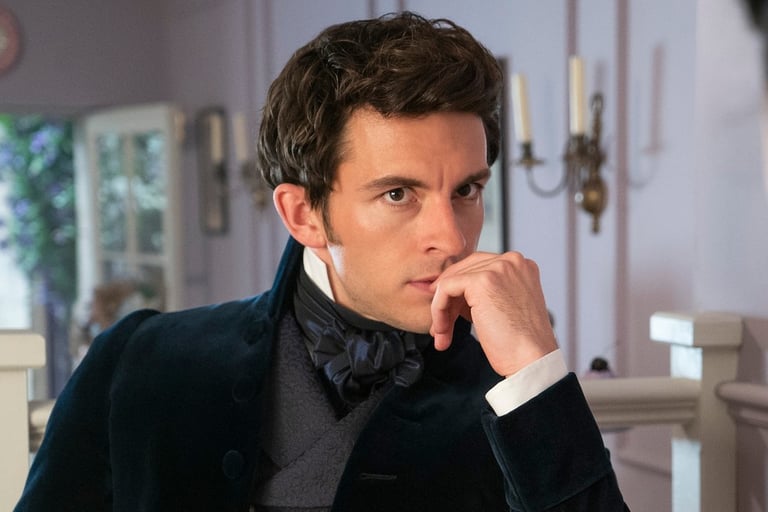 Close de Anthony Bridgerton (Jonathan Bailey) com expressã