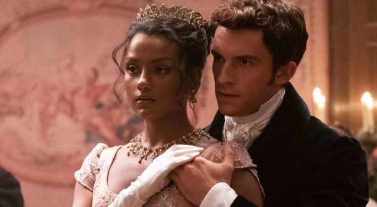 Close emocional de Anthony Bridgerton e Kate Sharma durante um baile na segunda temporada de Bridger