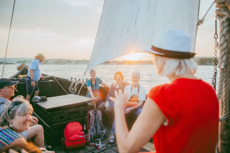 Ekskursiją kurėne "Kuršis" veda Sofija ir Aurelijus