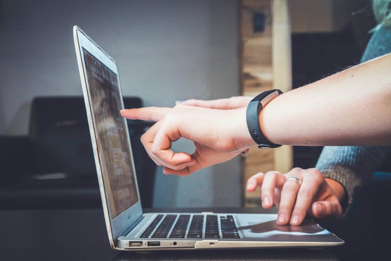 Consultant et client analysant les processus d'une PME sur ordinateur portable