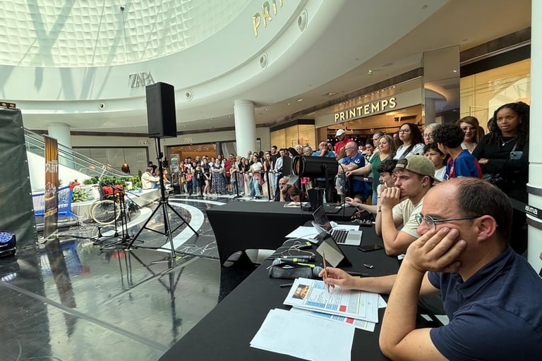 Jury du Casting Tour Talent évaluant les candidats lors d'un casting dans un centre commercial 