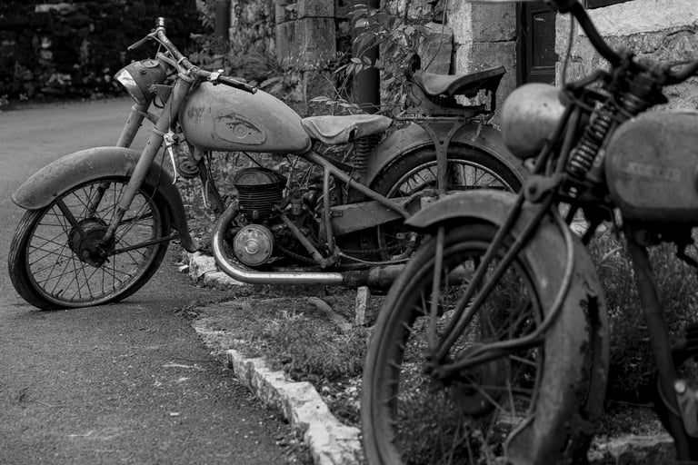Motos anciennes noir et blanc