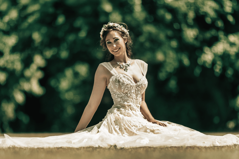 Strahlende Braut im Sonnenlicht – natürliche Hochzeitsfotografie am Möhnesee