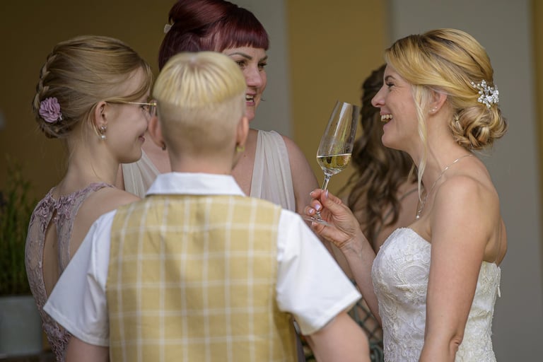 Braut lacht mit Gästen beim Sektempfang – Hochzeitsfotograf Möhnesee