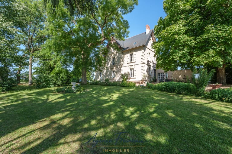 Domaine de caractère idéal pour l’événementiel, composé d’un élégant manoir en pierre