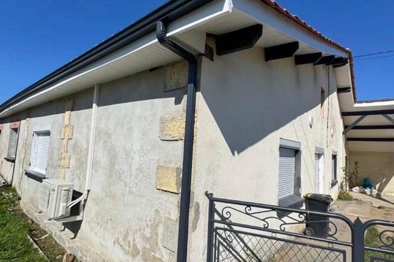 Pose de lambris PVC, gouttière Alu descente d'eaux pluviales après travaux en Gironde