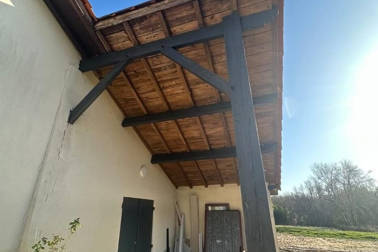Pose de lambris PVC avant travaux dans les Landes de Gascogne
