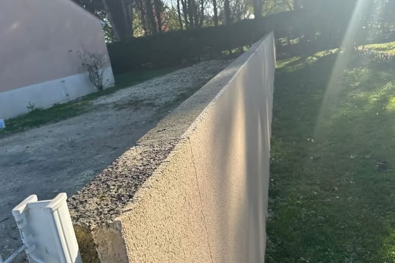 Pose de coiffes de mur PVC avant travaux dans le Lot et Garonne