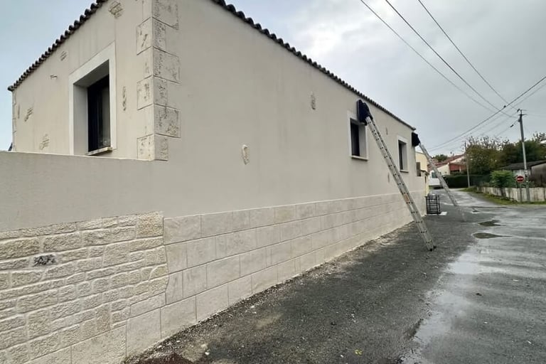 Pose de gouttière, descente d'eaux pluviales avant travaux en Charente Maritime