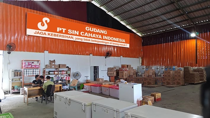 Gudang penyimpanan PT Sin Cahaya Indonesia, salah satu perusahaan yang mengurus ketersediaannya stock bahan baku 