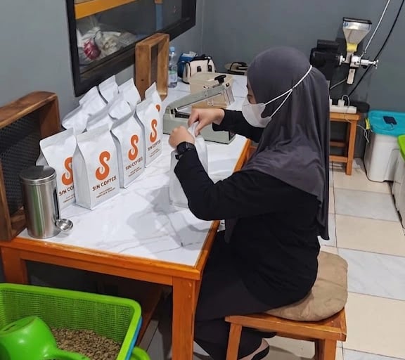 Proses packing biji kopi yang sudah terpilih dengan kualitas terbaik SIn Coffesshop palu