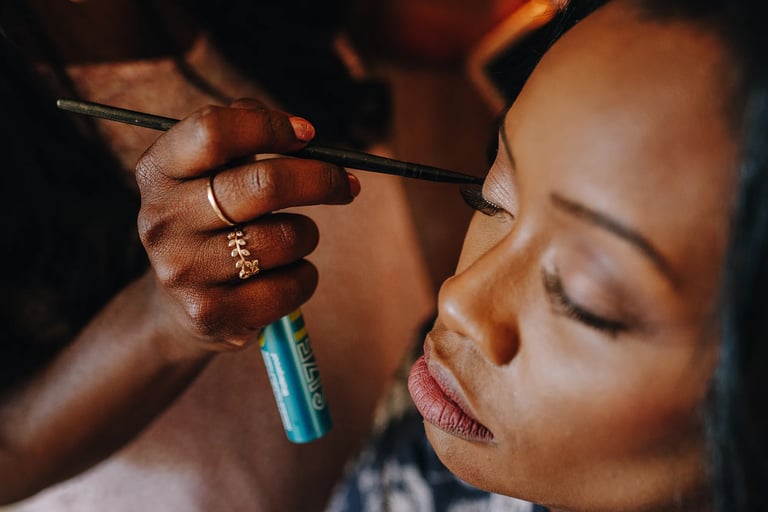 une femme se fait préparer pour son mariage par une maquilleuse professionnelle