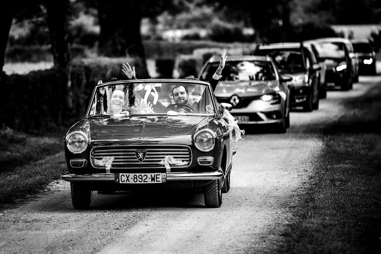 les mariés arrivent au domaine dans une jolie décapotable