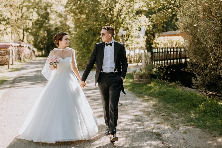 un couple de mariés se rendent à la mairie à pied