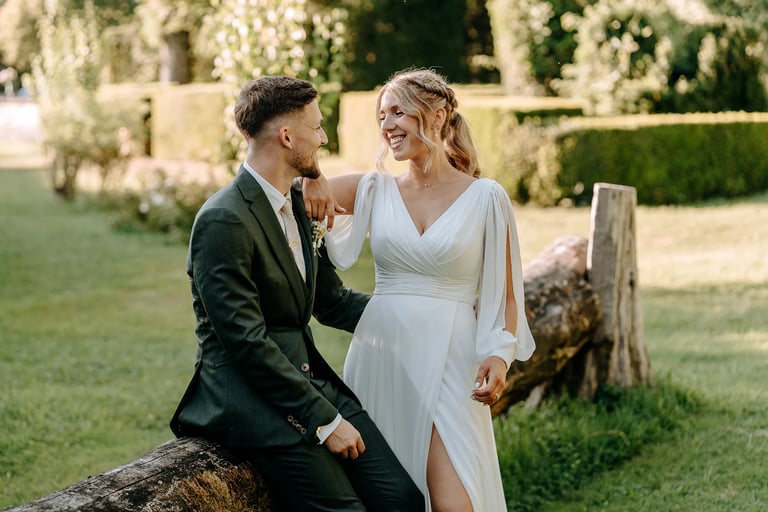 un couple de mariés se regardent