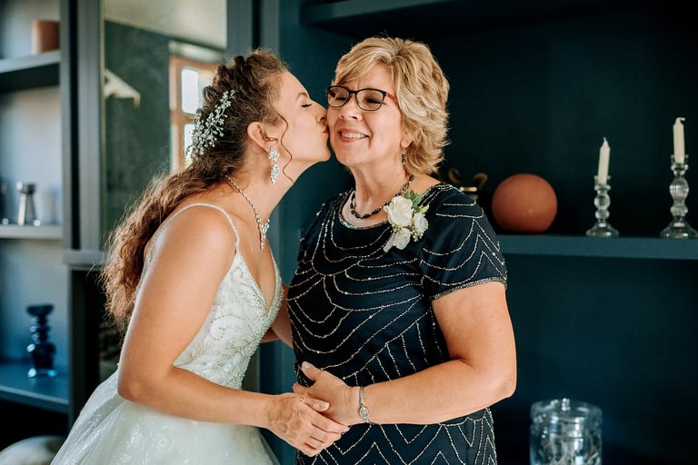 la mariée embrasse sa maman après les préparatifs