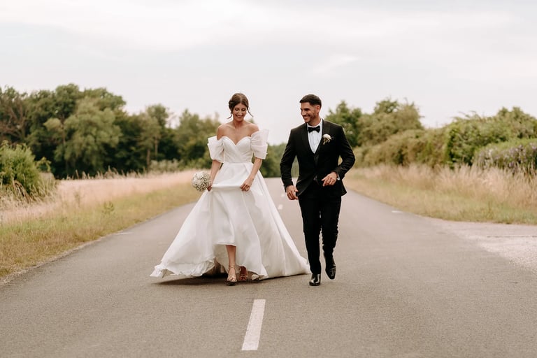 un couple de mariés lors de leur séance photo de couple