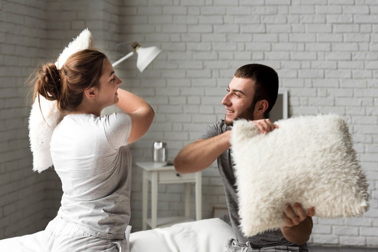<a href="https://www.freepik.es/foto-gratis/adorable-joven-mujer-lucha-almohadas_6653978.htm#fromVie