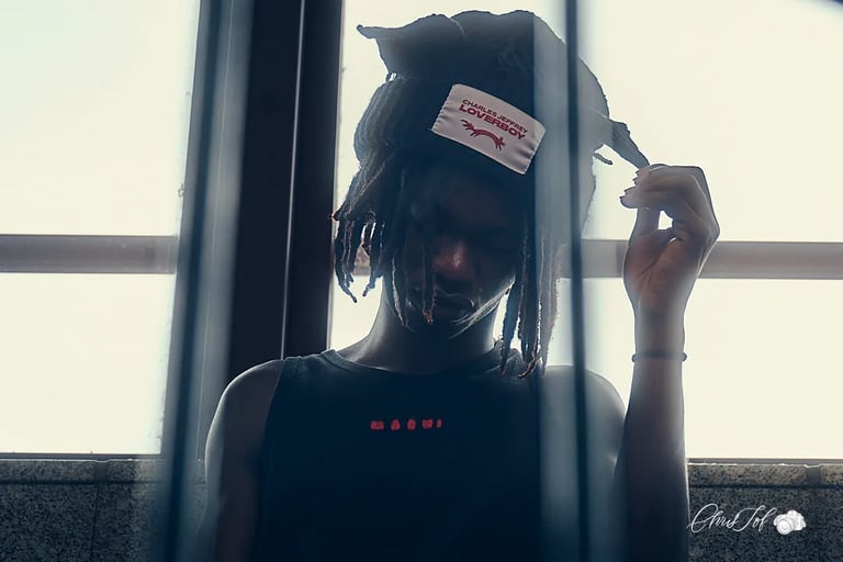 Portrait d'un homme portant un bonnet Charles Jeffrey Loverboy et un débardeur Marni à Perpignan 66