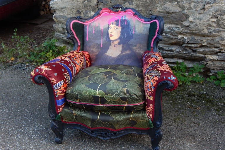 fauteuil Bergère pop , visuel du dossier la Joconde façon Pulp Fiction avec Uma Thurman 