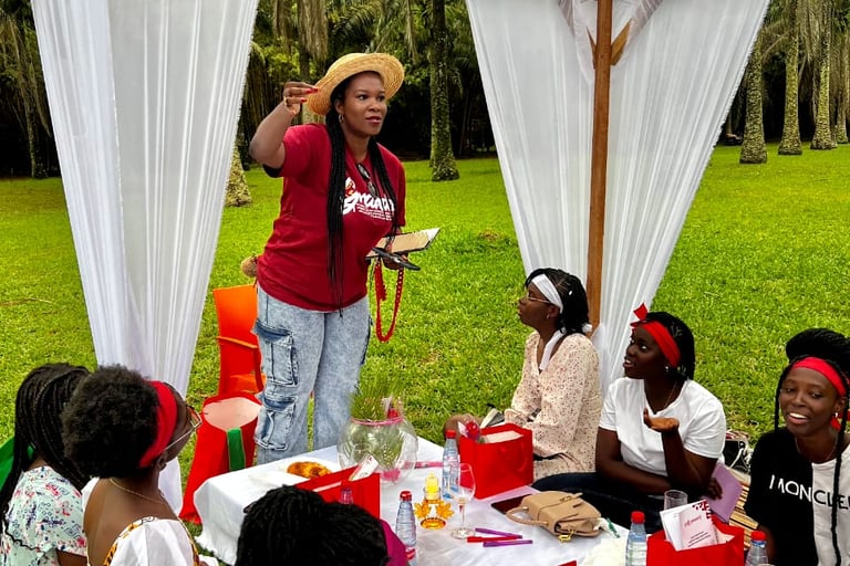ungroupe de personnes assises autour de la table pour une édification biblique