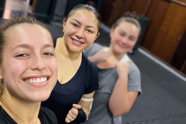 Muay thai avaré, academia com três mulheres treinando Muay Thai em Avaré.