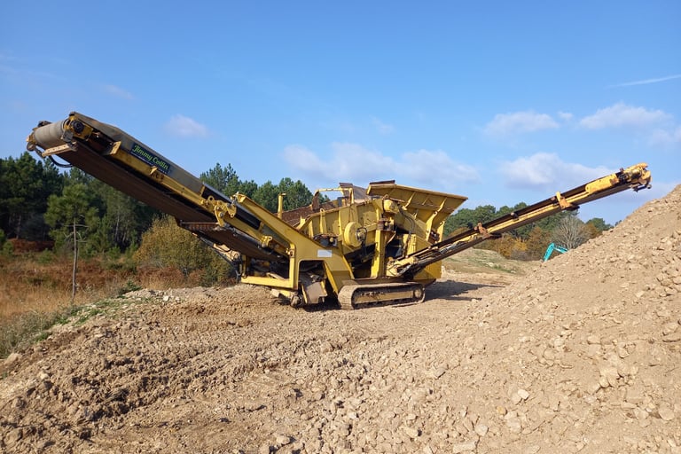 cette image représente un cribleur concasseur pour recyclage de matériaux de chantier