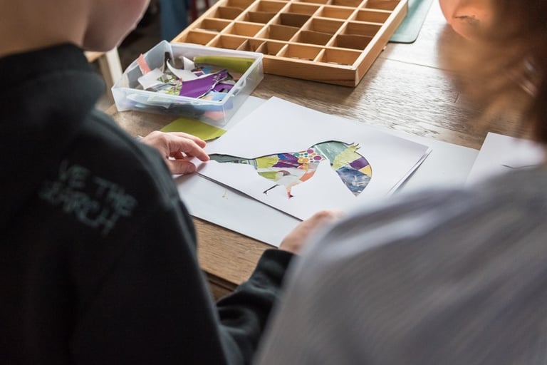 création artistique d'un enfant en séance d'art-thérapie avec Magali Strassel a Boulogne-sur-Mer