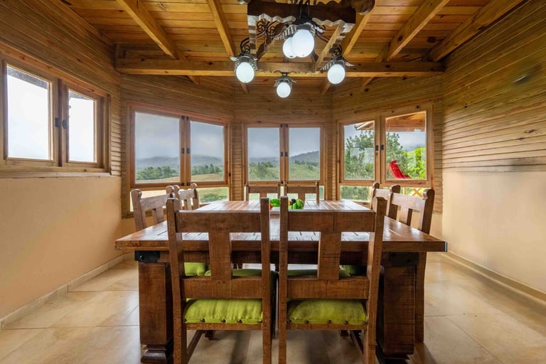 comedor de. 8 sillas, con vista a las montañas villa presidencial