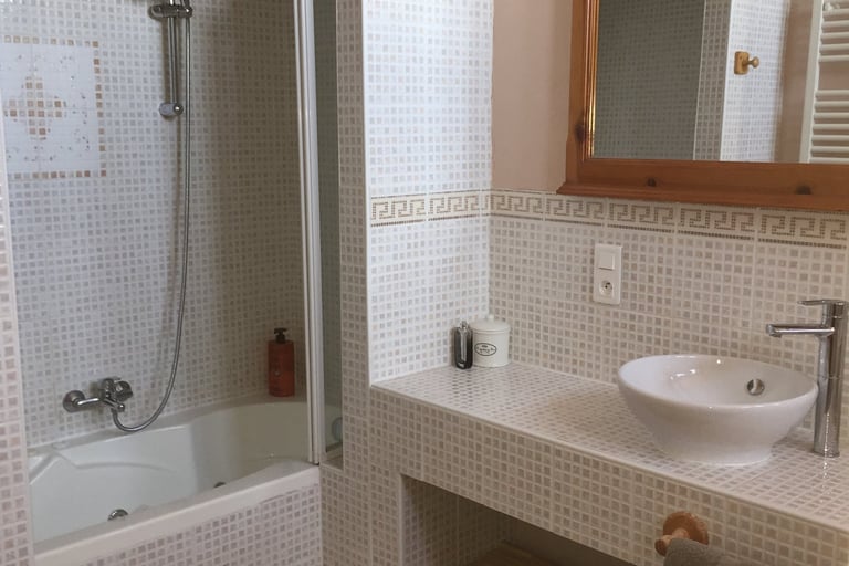 Baignoire balnéo avec paroi vitrée