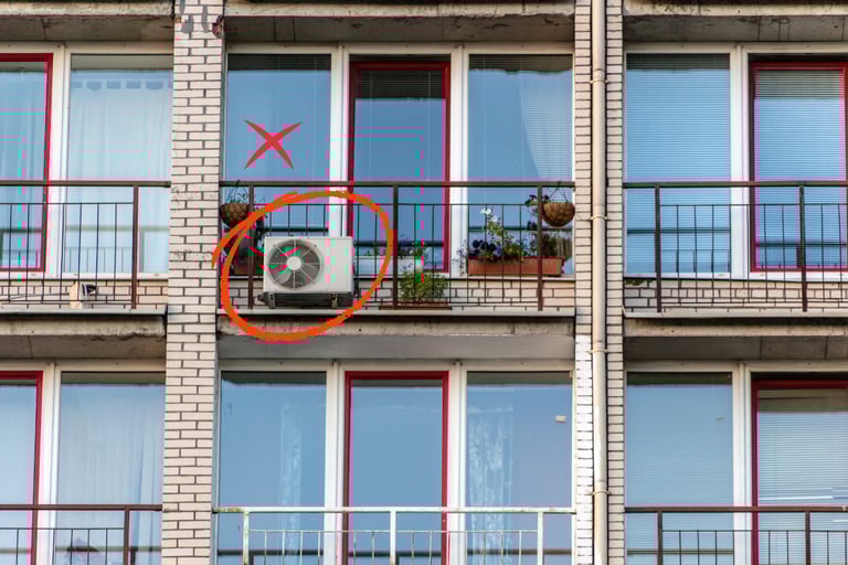 equipò de aire acondicionado colocado en la fachada de un edificio
