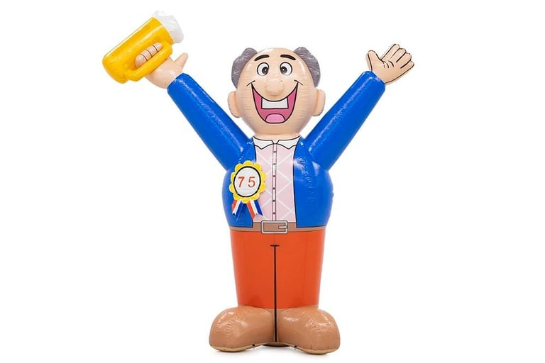 Abraham pop met blauwe jas en rode broek met een bierpul in zijn hand