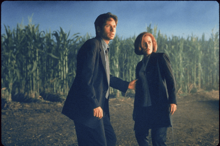 Gillian Anderson and David Duchovny in Arquivo X: O Filme (1998)