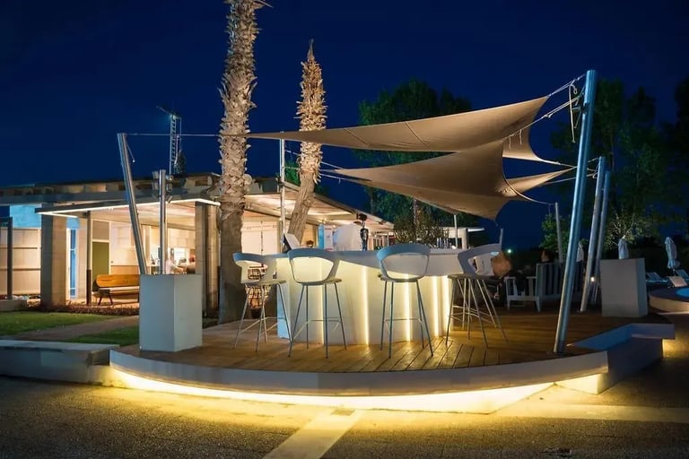 ΜΠΑΡ ΠΙΣΙΝΑΣ HOTEL SOLID SURFACES