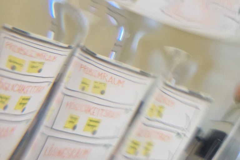 Flipchart spiegelt sich im Wasserglas