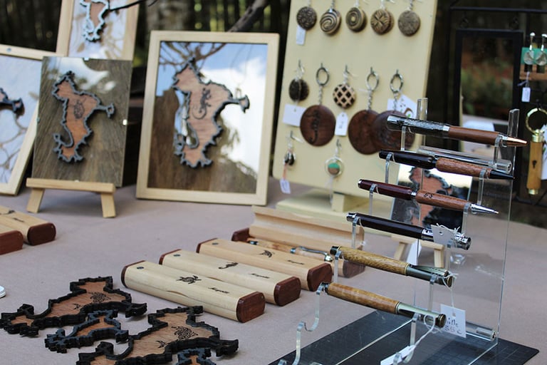 Objets artisanaux en bois présentés dans l’atelier Touch' de bois