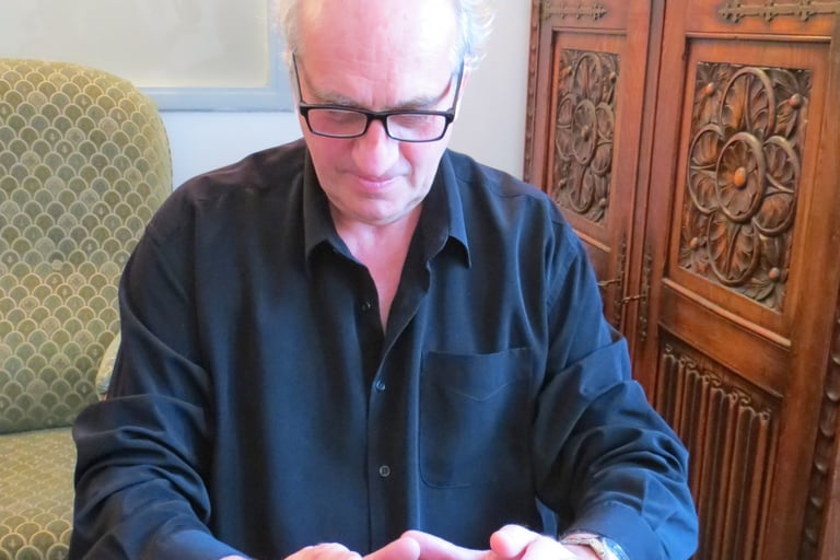 Le père Emile prêtre de l'Eglise Catholique Gallicane magnétise un homme en soufrance 