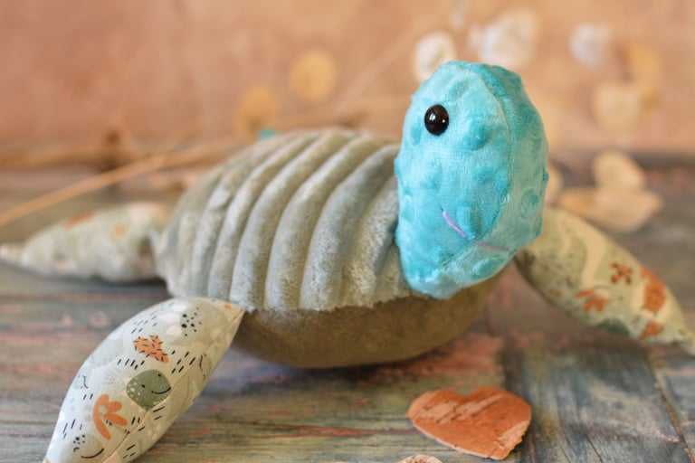 peluche tortue douce aux differents tissus et matieres