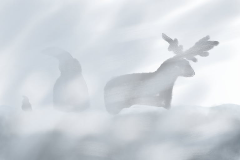 silhouettes d’animaux dans une tempête de neige, illustration hivernale aux tons clairs