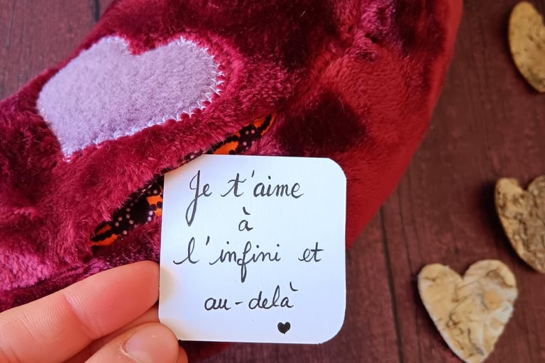 Mot manuscrit glissé dans la poche d’une peluche amour cousu artisanale